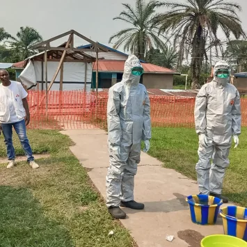 Un equipo de MSF apoya la instalación de un centro de tratamiento del ébola en la zona sanitaria de Bulape, República Democrática del Congo, septiembre de 2025.