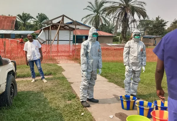 Un equipo de MSF apoya la instalación de un centro de tratamiento del ébola en la zona sanitaria de Bulape, República Democrática del Congo, septiembre de 2025.