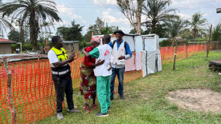 El equipo de MSF aplaude a los primeros pacientes que se recuperaron de la enfermedad del virus del Ébola en el centro de tratamiento en Bulape, y que abandonan las instalaciones para regresar con sus familias.
