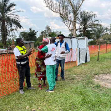 El equipo de MSF aplaude a los primeros pacientes que se recuperaron de la enfermedad del virus del Ébola en el centro de tratamiento en Bulape, y que abandonan las instalaciones para regresar con sus familias.