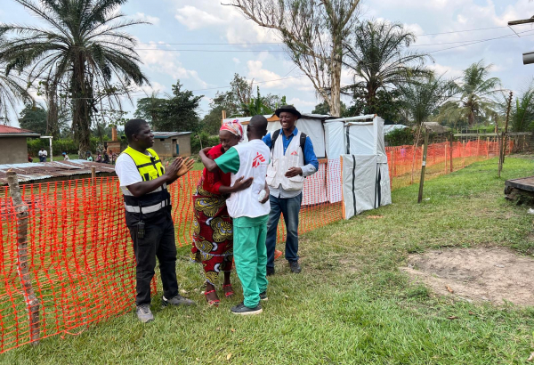 El equipo de MSF aplaude a los primeros pacientes que se recuperaron de la enfermedad del virus del Ébola en el centro de tratamiento en Bulape, y que abandonan las instalaciones para regresar con sus familias.