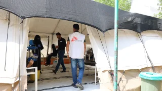 Equipo médico de MSF en la tienda de aislamiento del centro de tratamiento de diarrea en el Hospital General de Abs, gobernación de Hajjah.