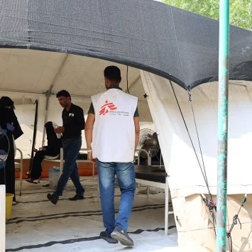 Equipo médico de MSF en la tienda de aislamiento del centro de tratamiento de diarrea en el Hospital General de Abs, gobernación de Hajjah.