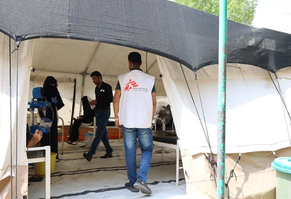 Equipo médico de MSF en la tienda de aislamiento del centro de tratamiento de diarrea en el Hospital General de Abs, gobernación de Hajjah.