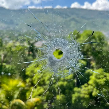 Impacto causado por una bala perdida en una ventana del centro de emergencias de MSF en Turgeau, Haití.