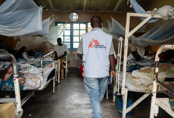Bisgod Sifumungu, supervisor de MSF, visita a pacientes en el Hospital General de Referencia de Mweso.