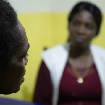 En el hospital de Salamabila, Alice, trabajadora social de MSF, atiende a Fabienne*. Alice intenta aliviar su trauma y se asegura de que Fabienne siga con su tratamiento para enfermedades de transmisión sexual. República Democrática del Congo.