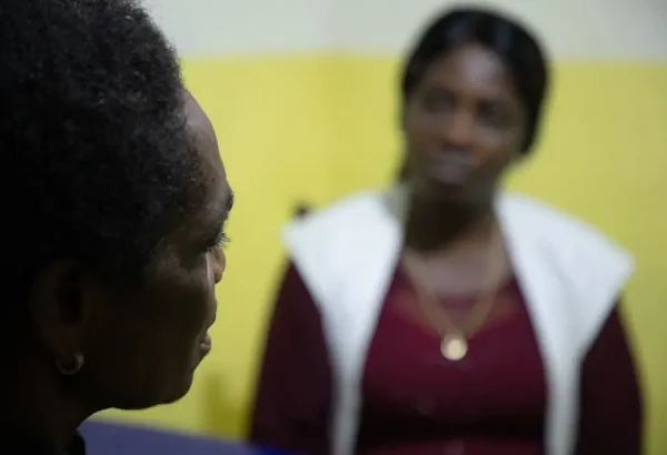 En el hospital de Salamabila, Alice, trabajadora social de MSF, atiende a Fabienne*. Alice intenta aliviar su trauma y se asegura de que Fabienne siga con su tratamiento para enfermedades de transmisión sexual. República Democrática del Congo.