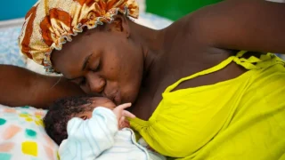 Dieuline, de 25 años, con su recién nacido en la maternidad Isaïe Jeanty, apoyada por MSF, en Puerto Príncipe. © Marx Stanley Léveillé/MSF