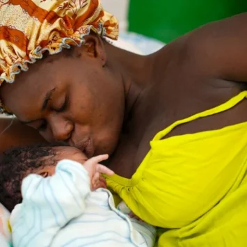 Dieuline, de 25 años, con su recién nacido en la maternidad Isaïe Jeanty, apoyada por MSF, en Puerto Príncipe. © Marx Stanley Léveillé/MSF