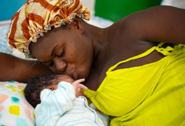 Dieuline, de 25 años, con su recién nacido en la maternidad Isaïe Jeanty, apoyada por MSF, en Puerto Príncipe. © Marx Stanley Léveillé/MSF
