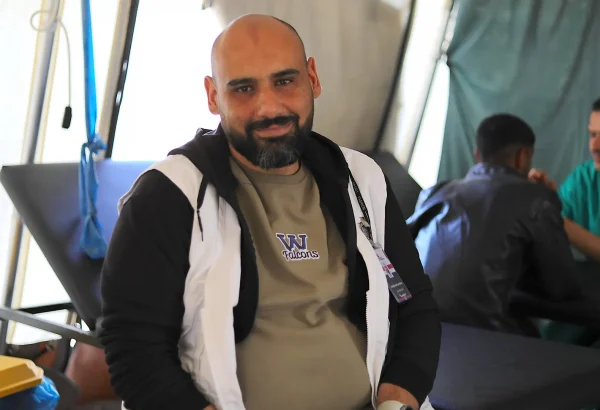 Abed El Hameed Qaradaya, gestor de actividades de fisioterapia de MSF en el Hospital Nasser de Khan Younis. Gaza, enero de 2025.