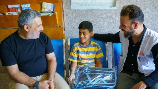 Abu Al-Fadl (centro), diagnosticado con tuberculosis, tas completar su tratamiento, se ha recuperado y pronto volverá a la escuela. Irak, septiembre de 2025.