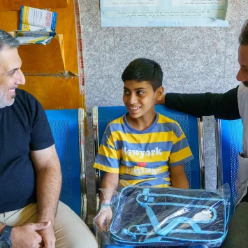 Abu Al-Fadl (centro), diagnosticado con tuberculosis, tas completar su tratamiento, se ha recuperado y pronto volverá a la escuela. Irak, septiembre de 2025.