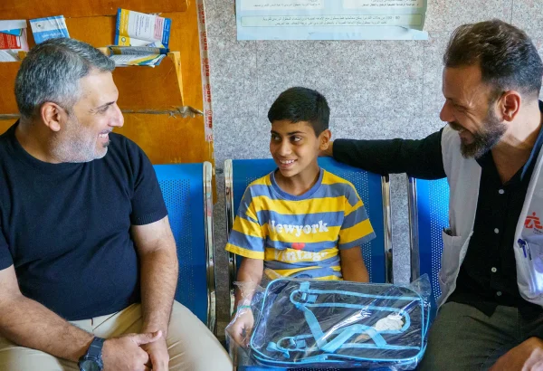 Abu Al-Fadl (centro), diagnosticado con tuberculosis, tas completar su tratamiento, se ha recuperado y pronto volverá a la escuela. Irak, septiembre de 2025.