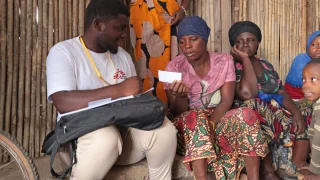 Issa Manzi Makaburi, promotor de MSF, apoyando a una mujer en el campo de personas desplazadas de Mueda