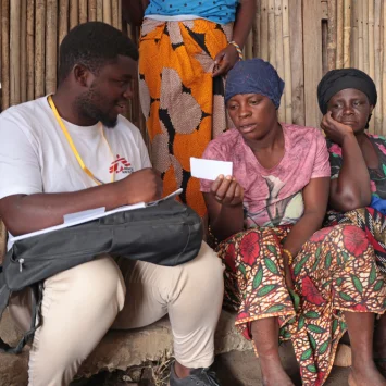 Issa Manzi Makaburi, promotor de MSF, apoyando a una mujer en el campo de personas desplazadas de Mueda