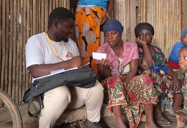 Issa Manzi Makaburi, promotor de MSF, apoyando a una mujer en el campo de personas desplazadas de Mueda