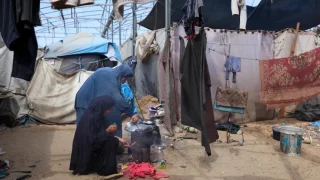 Una mujer desplazada y su hija preparan la comida en Al Mawasi, Jan Yunis. Octubre, 2025