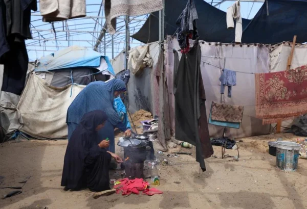 Una mujer desplazada y su hija preparan la comida en Al Mawasi, Jan Yunis. Octubre, 2025