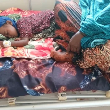 Halima Abdi Adan, ha vivido una pesadilla que ningún padre querría vivir: su hija de dos años, Ahlan, contrajo el sarampión cuando ya estaba debilitada por la desnutrición. Afortunadamente, tras una semana de cuidados intensivos, el estado de la niña mejoró.