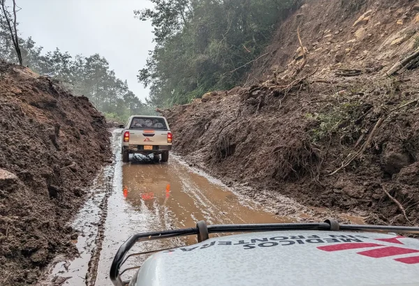 Vehículos de MSF en Hidalgo, Sierra, lodo. Los vehículos de Médicos Sin Fronteras (MSF) atraviesan deslizamientos de tierra y caminos fangosos para llegar a comunidades aisladas en las montañas de Hidalgo.