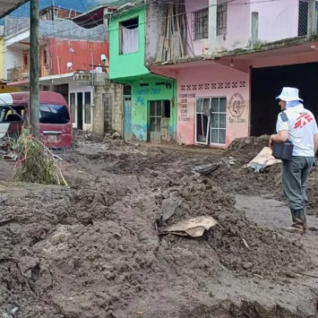 Un miembro del personal de MSF camina entre el lodo y los escombros en una de las zonas más afectadas por las inundaciones en Hidalgo.