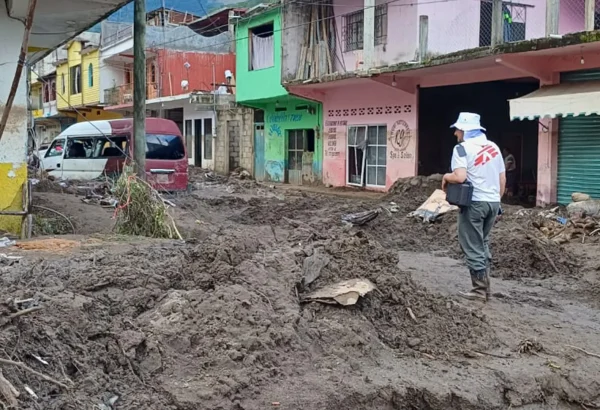 Un miembro del personal de MSF camina entre el lodo y los escombros en una de las zonas más afectadas por las inundaciones en Hidalgo.