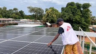 Goumar Attama Abdoul Aziz, Gestor de Energía de MSF, inspecciona el campo de paneles solares en el Hospital Batangafo.