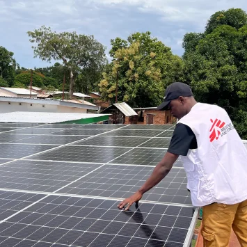 Goumar Attama Abdoul Aziz, Gestor de Energía de MSF, inspecciona el campo de paneles solares en el Hospital Batangafo.