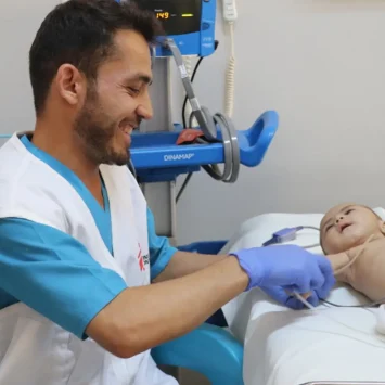 Abdul Mujeeb, enfermero de MSF, atiende a Zainab, una niña de dos años y medio que acaba de llegar a la sala de urgencias de la unidad pediátrica de MSF en el Hospital Regional Abo Ali Sina, en Afganistán.