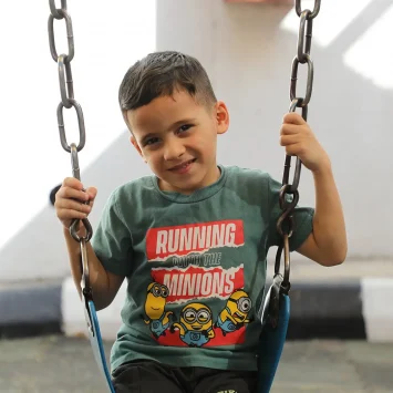 Omar resultó herido en un ataque israelí, después de que un trozo de metralla le atravesara la pierna. En Amán, ha recibido atención de salud mental. Ahora puede volver a ponerse de pie, caminar y jugar. © Mohammad Shatnawi/MSF