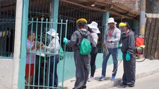 Equipo de MSF explica a un miembro de la comunidad los métodos PPF y TIRS que se aplicarían en su hogar como parte del estudio.