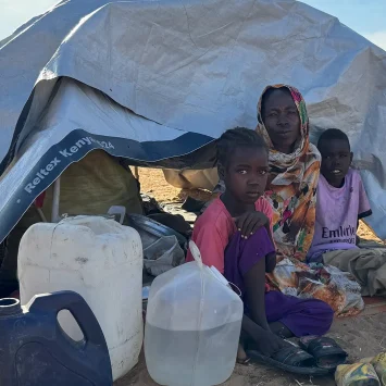 IO y sus dos hijos huyeron de El Fasher el viernes antes de que las Fuerzas de Seguridad Revolucionarias (RSF) tomaran el control.