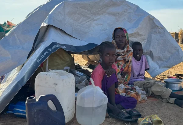 IO y sus dos hijos huyeron de El Fasher el viernes antes de que las Fuerzas de Seguridad Revolucionarias (RSF) tomaran el control.