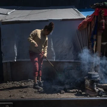 Carmen limpia el exterior de su “ranchito” en el barrio de Vallejo, el lugar que ha sido su hogar durante los últimos meses luego de que ya no pudiera continuar su viaje a Estados Unidos en busca de una vida con más oportunidades y seguridad para ella y su familia.