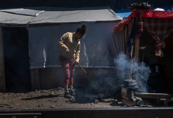 Carmen limpia el exterior de su “ranchito” en el barrio de Vallejo, el lugar que ha sido su hogar durante los últimos meses luego de que ya no pudiera continuar su viaje a Estados Unidos en busca de una vida con más oportunidades y seguridad para ella y su familia.