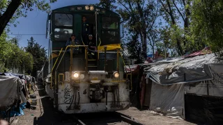El tren pasa por las vías del barrio Vallejo dos veces por semana, lo que obliga a la gente del campamento a recoger sus pertenencias y entrar a sus casas para que el tren no los atropelle.