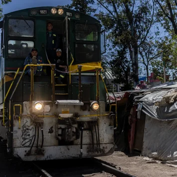 El tren pasa por las vías del barrio Vallejo dos veces por semana, lo que obliga a la gente del campamento a recoger sus pertenencias y entrar a sus casas para que el tren no los atropelle.