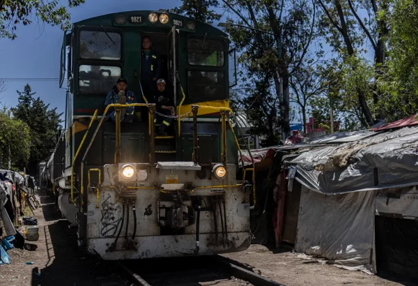 El tren pasa por las vías del barrio Vallejo dos veces por semana, lo que obliga a la gente del campamento a recoger sus pertenencias y entrar a sus casas para que el tren no los atropelle.