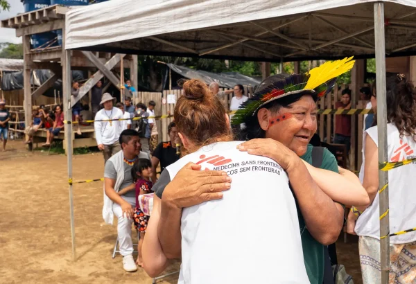 Una integrante de Médicos Sin Fronteras abrazando a una integrante de la comunidad Yanomami en Brasil.