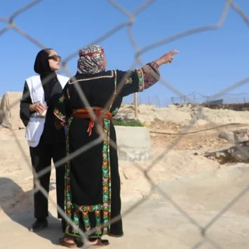 Existe la creencia generalizada de que los colonos o los soldados pueden entrar en cualquier momento, simplemente porque alguien lo ha publicado en Facebook o se lo ha contado a un vecino. En esta ocasión, las carreteras que llevan a sus hogares están siendo objeto de redadas y la forma en que las fuerzas israelíes detienen a los palestinos es profundamente humillante. No hay reglas. Esto crea un estado de alerta constante en la población: la preparación para huir, para ser desplazados o para ser detenidos. Esa anticipación alimenta la ansiedad que observamos en casi todos los pacientes. No se trata de una crisis temporal. Es un trauma generacional largo y agotador que las personas palestinas de Cisjordania se ven obligadas a vivir día tras día. Y en esa lenta erosión de la seguridad, la dignidad y la esperanza, la salud mental se ve afectada de forma silenciosa, pero profunda".