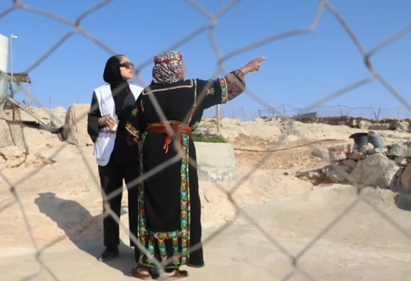 Existe la creencia generalizada de que los colonos o los soldados pueden entrar en cualquier momento, simplemente porque alguien lo ha publicado en Facebook o se lo ha contado a un vecino. En esta ocasión, las carreteras que llevan a sus hogares están siendo objeto de redadas y la forma en que las fuerzas israelíes detienen a los palestinos es profundamente humillante. No hay reglas. Esto crea un estado de alerta constante en la población: la preparación para huir, para ser desplazados o para ser detenidos. Esa anticipación alimenta la ansiedad que observamos en casi todos los pacientes. No se trata de una crisis temporal. Es un trauma generacional largo y agotador que las personas palestinas de Cisjordania se ven obligadas a vivir día tras día. Y en esa lenta erosión de la seguridad, la dignidad y la esperanza, la salud mental se ve afectada de forma silenciosa, pero profunda".