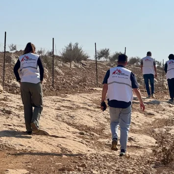 El equipo de MSF Hebron se dirige a evaluar a una familia que fue atacada por colonos israelíes en Shi'b al-Butum, al sur de Cisjordania.
