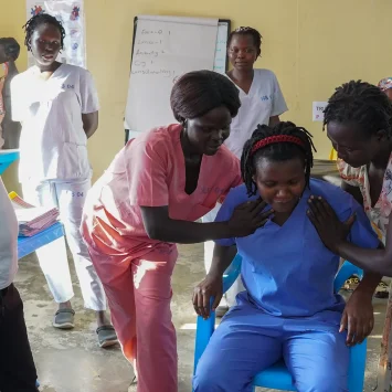 El personal de enfermería y de maternidad practica la movilidad de los pacientes con la orientación de los mentores clínicos de la Academia MSF como parte del programa de capacitación en atención clínica básica de enfermería implementado en el proyecto.
