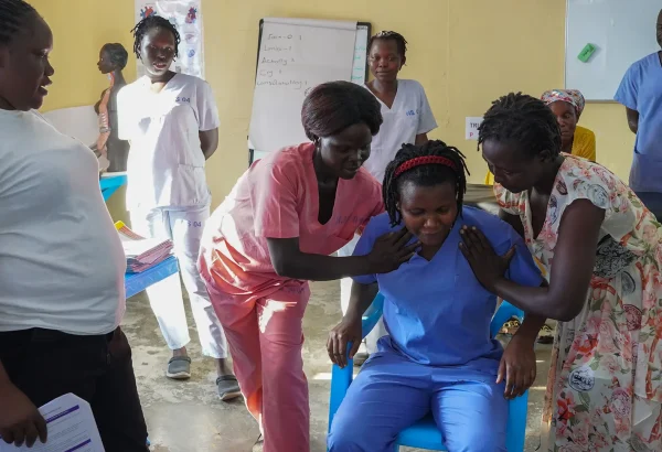 El personal de enfermería y de maternidad practica la movilidad de los pacientes con la orientación de los mentores clínicos de la Academia MSF como parte del programa de capacitación en atención clínica básica de enfermería implementado en el proyecto.