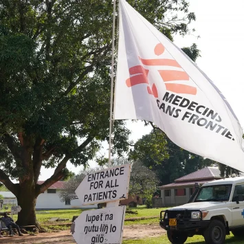 Vista de la entrada al hospital en Kajo Keji, Equatoria Central, Sudán del Sur.