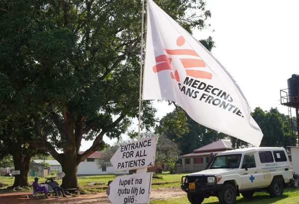 Vista de la entrada al hospital en Kajo Keji, Equatoria Central, Sudán del Sur.
