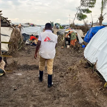 Un agente de promoción de la salud de MSF deriva a las personas a la clínica móvil del campamento de Ndava. El campamento se encuentra en una zona inundable.