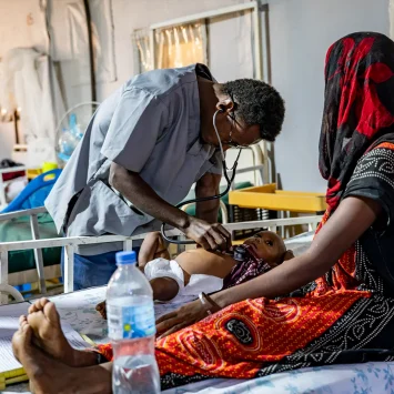 Un médico realiza la ronda matutina de control de los niños y niñas ingresados ​​en el ITFC.